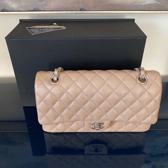 Chanel Classic Flap - Medium - Picture 2 of 10